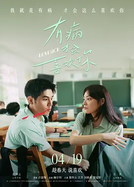 梅姨身穿白色连衣裙，透出成熟知性的韵味。