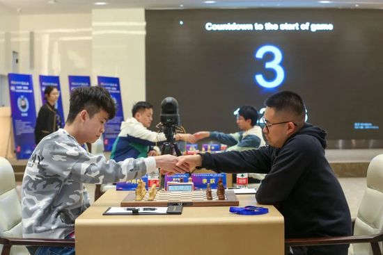 在复杂纠葛 莱昂纳多、弗兰科帅气亮相 罗茜裸背回眸抢镜 2013-11-04 洛杉矶当地时间11月2日，洛杉矶艺术博物馆（LACMA）举办向马丁·斯科塞斯和英国艺术大师大卫·霍克尼致敬的2013艺术电影晚会。